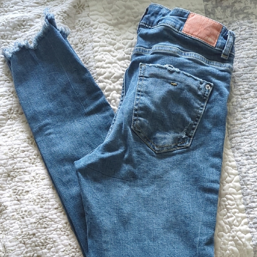 Zara Blue Ankle Cropped Jeans with Tapered Fit